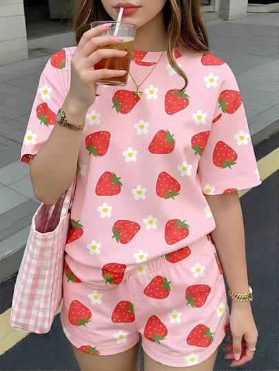 女童舒适夏季套装：草莓雏菊印花圆领短袖T恤+松紧腰短裤，时尚户外休闲装，适合女孩日常穿着。