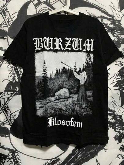 Camiseta para hombre de poliéster en color negro con estampado de paisaje forestal y letras góticas – estilo rock casual transpirable,Esta camisa casual de manga corta y cuello redondo para hombre presenta un estilo elegante y relajado, ideal para el día a día y para ir a la escuela. Confeccionada en un tejido cómodo, es una prenda esencial para el verano. Una camisa por paquete, lavable a máquina.