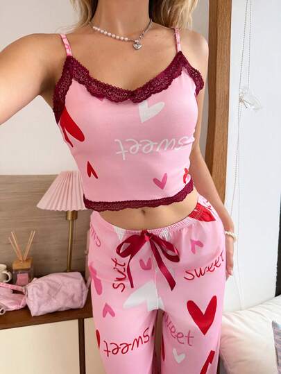 SweetSlumber Bộ đồ ngủ nữ gồm áo hai dây và quần dài in hình trái tim phối ren màu tương phản.