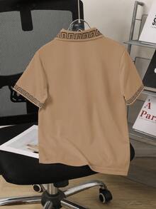 SHEIN Vacaura 男童格子印花拼接领1/4拉链POLO衫，适合休闲和通勤穿着 - 卡其色 - 查看 2