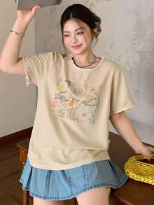 Dazy Plus 蕾絲拼接領休閒花卉圖案短袖T恤，春夏設計圖案女款度假上衣 - 杏色 - 查看 1