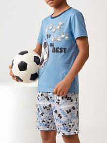 1 Set Pijama de parte superior de manga corta con cuello redondo y pantalones cortos con estampado de fútbol pintado a mano para niños, hecho de tela suave y elástica, combinación casual para interacción entre padres e hijos - Azul - Ver 6