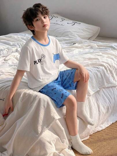 Bộ đồ ngủ 2 món cho bé trai, in hình game thủ, gồm áo và quần short màu xanh dương, thoải mái và thân thiện với da.