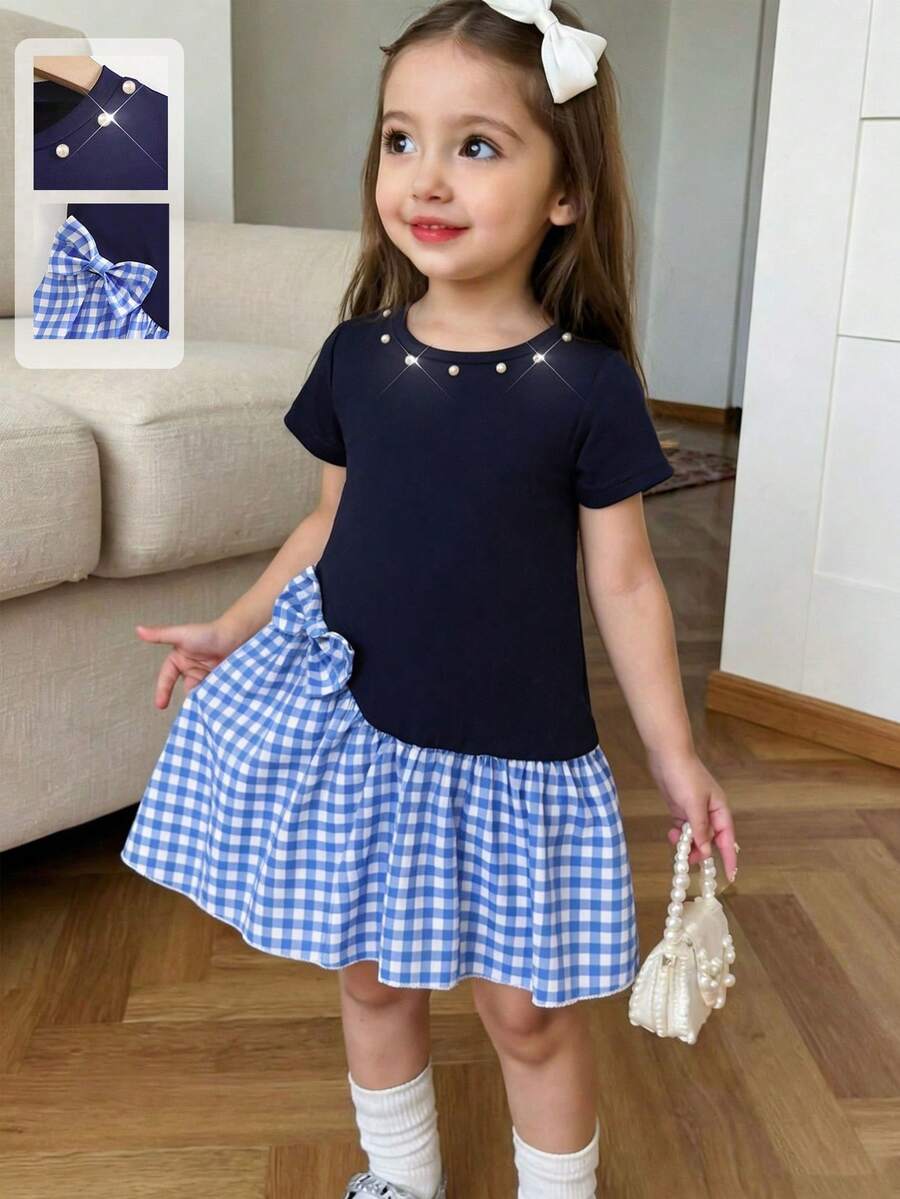 女童蓝色休闲简约针织连衣裙,纯藏蓝色上衣搭配蓝白格子数码印花图案,饰有蝴蝶结,短袖圆领,适合年轻女孩穿着,韩式简约优雅可爱日常休闲装,适合上学、外出、度假、春夏穿着。女童格子连衣裙,蓝色校服连衣裙,少女连衣裙。蓝色格子连衣裙,蓝色格子半身裙,夏季套装。优雅派对连衣裙。柔软连衣裙。 - 藍色 - 查看 1