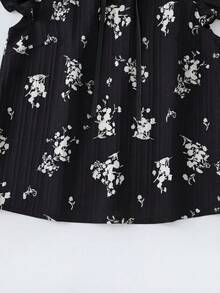 SHEIN Franclia 女款對比色印花休閒襯衫，附荷葉袖 - 黑與白 - 查看 4