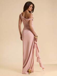 SHEIN BAE Vestido de dama de honor de unicolor para primavera y verano, vestido largo elegante con pliegues, abertura alta, volantes y hombros oblicuos, vestido sexy con nudo retorcido y hombros descubiertos para fiestas - Rosa Pálido - Ver 2
