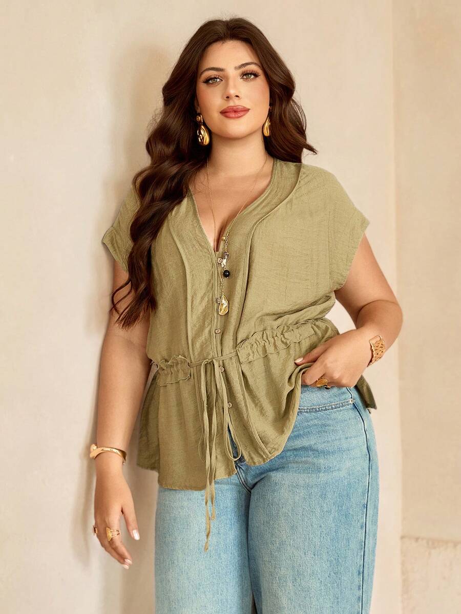 Roveilla Blusa de Manga Curta com Gola V, Abertura Frontal com Botões, Cintura com Cordão, Bainha Evasê, Estilo Vintage, Confortável, Cor Sólida, Mistura de Linho, Design Minimalista Elegante Francês de Luxo, Casual Boêmio, Adequada para Férias/Trabalho, Plus Size, Primavera/Verão - Verde Militar - Visão 1