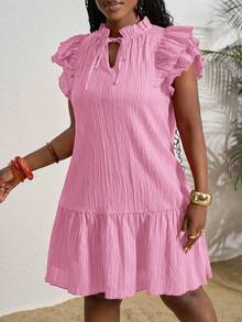 Slaydiva Vestido de talla grande de unicolor con cuello de corbata, mangas con volantes y dobladillo con volantes, vestido de verano - Rosa Pálido - Ver 4