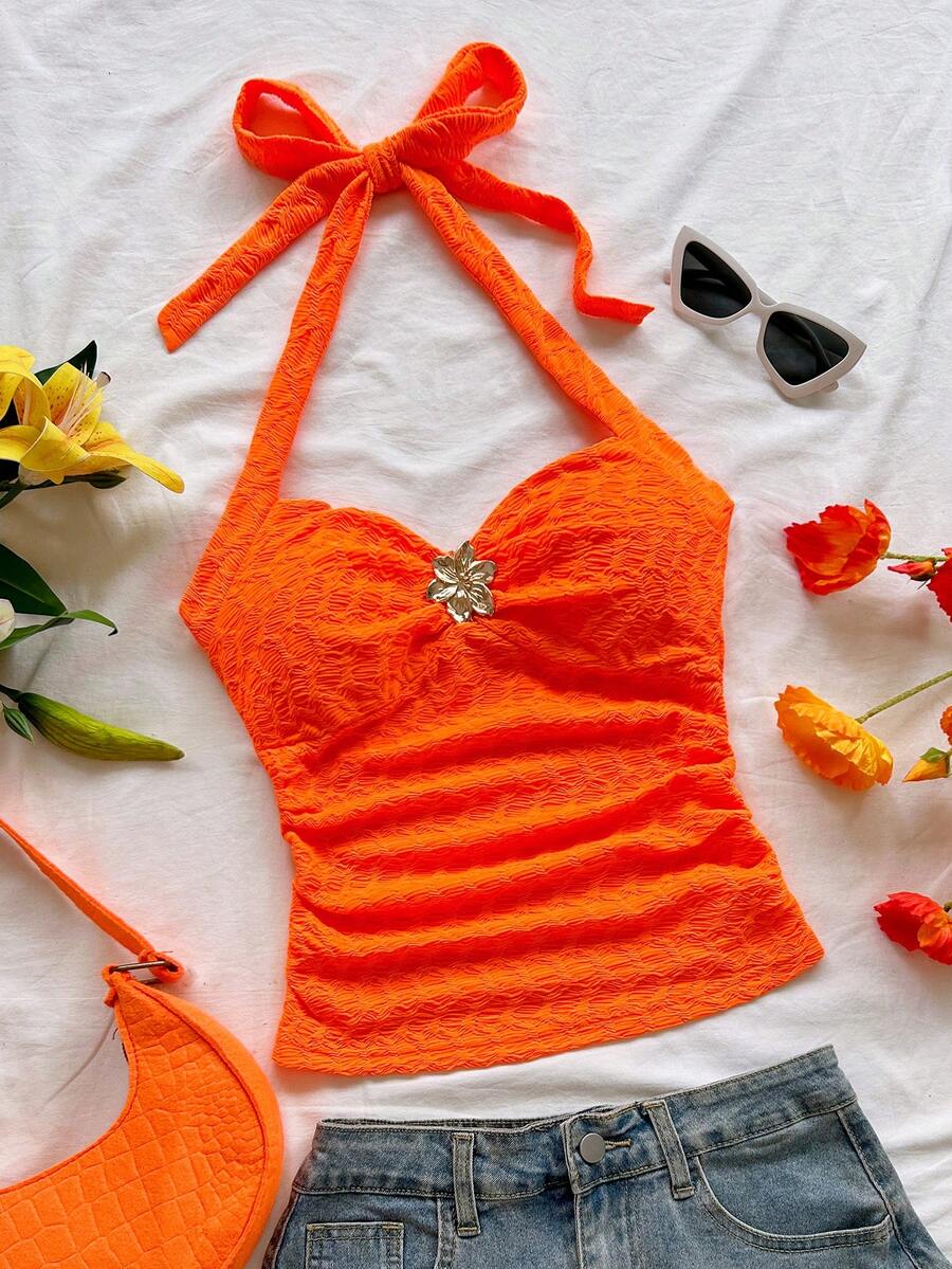 Soleia V领花卉金属扣白色针织纹理修身吊带背心，适合度假、音乐节、波西米亚风、假日、约会、下午茶等场合。 - 亮橙色 - 查看 1