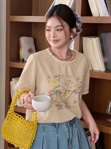 Dazy Plus 蕾絲拼接領休閒花卉圖案短袖T恤，春夏設計圖案女款度假上衣 - 杏色 - 查看 5