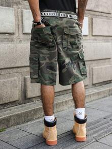 Manfinity EMRG Celana Pendek Denim Pria Ukuran Besar Gaya Jalanan Kasual dengan Banyak Saku Motif Kamuflase Usang, Potongan Lebar - Hijau Tentara - View 7