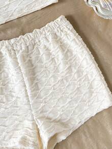 SHEIN 两件套少女T恤短裤套装，采用纹理褶皱面料，米白色，不对称肩部设计，面料柔软，修身褶皱剪裁，优雅装饰，适合夏季日常穿着及轻度社交场合，展现温柔甜美的少女风格。 - 米色 - 查看 4