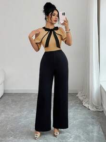 Mono elegante de mujer con contraste de color, hombros descubiertos, manga corta, cuello con lazo y ajustado - Marrón - Ver 3