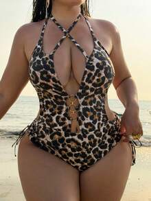 SHEIN Swim Baju Renang Wanita Ukuran Besar Motif Leopard Berongga Model Halter dengan Tali Pengikat Depan dan Dekorasi Logam dengan Tali Serut Samping, Cocok untuk Liburan Musim Panas di Pantai, Warna Beige. - MultiWarna - View 1