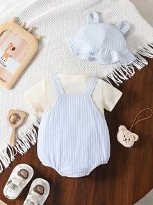 SHEIN Playful Pals 这款男婴两件套包括一件蓝白条纹圆领T恤和一件露背连衣裙，以及同系列的熊耳遮阳帽。风格可爱、柔和、休闲。采用针织和梭织面料，宽松版型，露肩纽扣设计，肩带可调节，胸前口袋饰有立体小熊图案。适合新生儿月圆、百日宴、参加派对、户外散步等场合。 - 藍白色 - 查看 2
