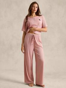 女士英伦风浅粉色罗纹面料黑色骑士印花亨利领短袖睡衣套装 - 藕粉色 - 查看 1