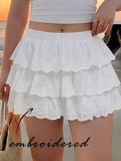 SHEIN MOD Váy ngắn xếp tầng màu trắng dành cho nữ cỡ lớn, có thêu lỗ và cạp chun, thích hợp cho mùa hè.