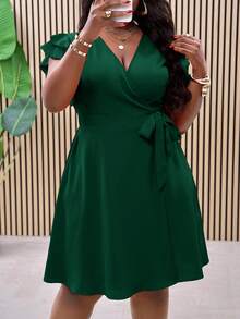 Slaydiva Robe d'été style enveloppant à volants doubles rouges avec lien à la taille, coupe évasée, pour grandes tailles - Vert sapin - Voir 4