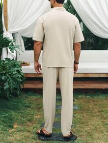 VENTUSAIL 男士純色極簡單排扣短袖襯衫與抽繩腰口袋休閒長褲套裝，度假風 - 杏色 - 查看 2