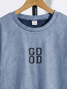 SHEIN 男童简约小写字母撞色纹理深灰色短袖T恤搭配乳白色工装裤套装，休闲学院风，舒适时尚，简约实用，百搭柔软面料，适合日常穿着，适合上学，适合旅行，适合户外运动，适合春、夏、秋、冬四季。韩版男童宽松卫衣，大码男童服装，宽松裤装 - 霧霾藍 - 查看 3