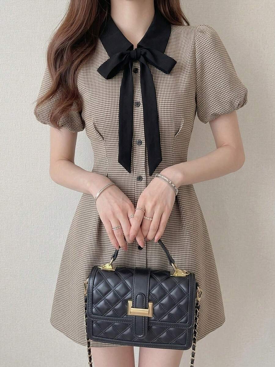 FRIFUL 女士格子布蝴蝶结领花瓣袖短裙 - 黑色 - 查看 1