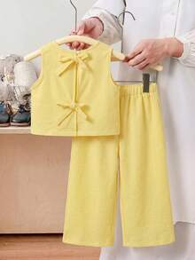 SHEIN Bộ 2 món áo không tay họa tiết hoa nhí và quần ống rộng thoải mái cho bé gái, bộ đồ hai mảnh cho bé gái, bộ đồ hoa cho bé gái, bộ đồ hai mảnh cho bé gái, bộ đồ hoa cho trẻ em, quần áo trẻ em, bộ váy cho bé gái, quần áo trẻ em kiểu cổ điển, bộ váy cho bé gái, bộ váy in hoa, áo nơ cho bé gái, bộ váy hoa, bộ áo nơ cho bé gái, bộ đồ phối hợp cho bé gái, bộ váy cho bé gái, bộ quần áo bé gái, bộ váy hoa, bộ 2 món áo nơ và váy cho bé gái, bộ đồ chị em gái, áo nơ cho bé gái. - Màu vàng - Xem 3