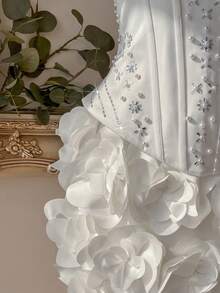 Lovelzi Đầm mini dáng đuôi cá bằng satin trắng thanh lịch, lãng mạn, quý phái, kiểu cung đình với họa tiết hoa 3D và đính đá lấp lánh, thích hợp cho tiệc độc thân, đám cưới, lễ tốt nghiệp, kỳ nghỉ, tiệc trà chiều, tiệc cô dâu. - trắng - Xem 2