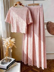 GlowEve CURVE 加大码白色针织蕾丝圆领短袖上衣，搭配松紧腰褶裥喇叭裙，优雅两件套，适合派对、日常、休闲、度假等场合。 - 粉色 - 查看 2