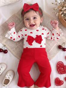 SHEIN 2 piezas Conjunto casual y lindo para bebé niña con body de manga larga con diseño de hombros abiertos y puños acampanados, estampado de corazones, y pantalones acampanados de tela acanalada, adecuado para el 1er cumpleaños, Día de San Valentín - Rojo - Ver 3