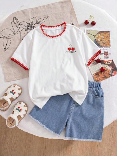 SHEIN Bộ 2 món cho bé gái: Áo thun ngắn tay in chữ hình quả anh đào phối viền tương phản và quần short denim in chữ hình quả anh đào màu sáng thanh lịch, bộ áo thun ngắn tay phối màu tương phản cho trẻ em, quần short denim gấu rách, họa tiết quả anh đào, màu sắc tươi sáng, thích hợp cho kỳ nghỉ xuân/hè, mặc hàng ngày và đi làm, lễ hội.