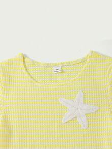 SHEIN Casuvi Kids 两件套少女T恤套装，可爱欧式设计，黑白条纹针织经典元素，蝴蝶结装饰，荷叶边下摆，圆领短袖上衣搭配宽松短裤，适合日常外出、派对、夏季户外活动。Zoey Outfit 少女服装，少女套装，夏季沙滩装，少女夏季服装。 - 黃色 - 查看 5