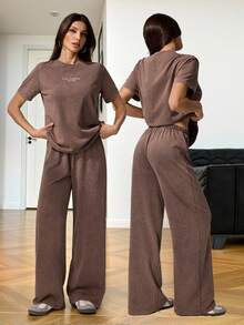 SHEIN Tall Bộ đồ nữ thường ngày gồm áo thun ngắn tay cổ tròn thêu chữ và quần dài. - màu nâu - Xem 1