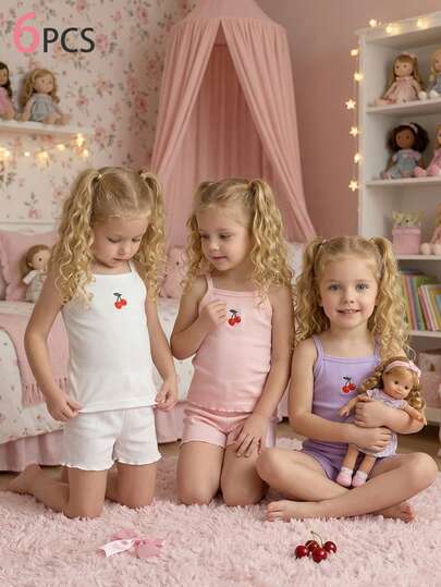 SHEIN 六件套女童内裤，包含白色、粉色和紫色短裤。这款多色套装采用柔软轻盈、亲肤的罗纹针织面料，并饰有精致的红色樱桃刺绣。专为夏季穿着而设计，带来舒适柔和的感受，这款休闲日常基础款内裤质地顺滑，适合居家穿着。