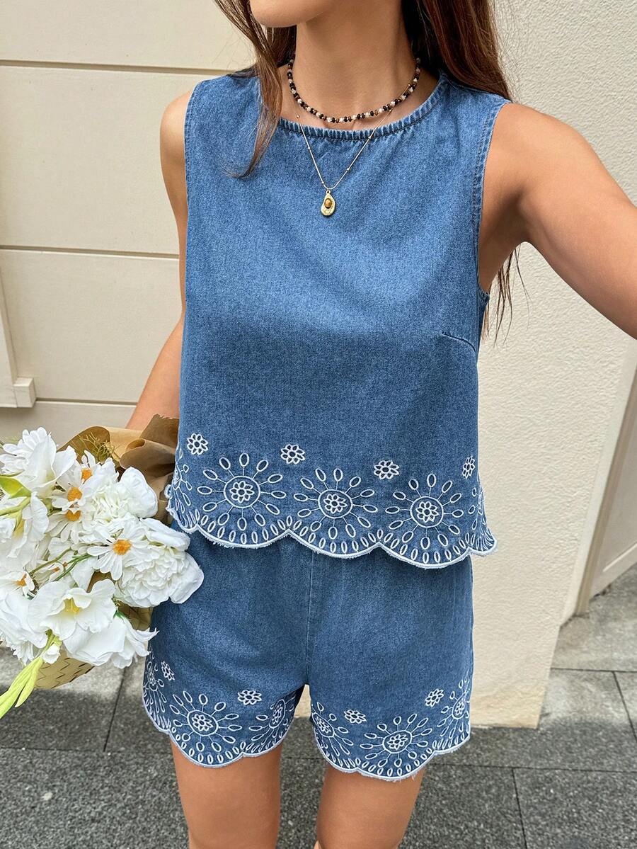 Serisse 女士夏季休闲度假花卉刺绣无袖牛仔背心和宽松短裤套装,适合夏季嘉年华、通勤、度假、毕业典礼等场合,兼具时尚、Y2K风格、可爱、街头风、俏皮、派对、婚礼、优雅、商务休闲、女士商务、海滩、毕业典礼、节日等休闲场合。这款休闲夏季蓝色牛仔背心和荷叶边短裤套装,饰有精致的花卉刺绣细节。 - 藍色 - 查看 1