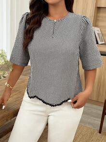 SHEIN LUNE Blusa de mujer talla grande con cuello redondo, bajo a cuadros con volantes y contraste de color en las mangas cortas, para primavera/verano - Blanco y Negro - View 3