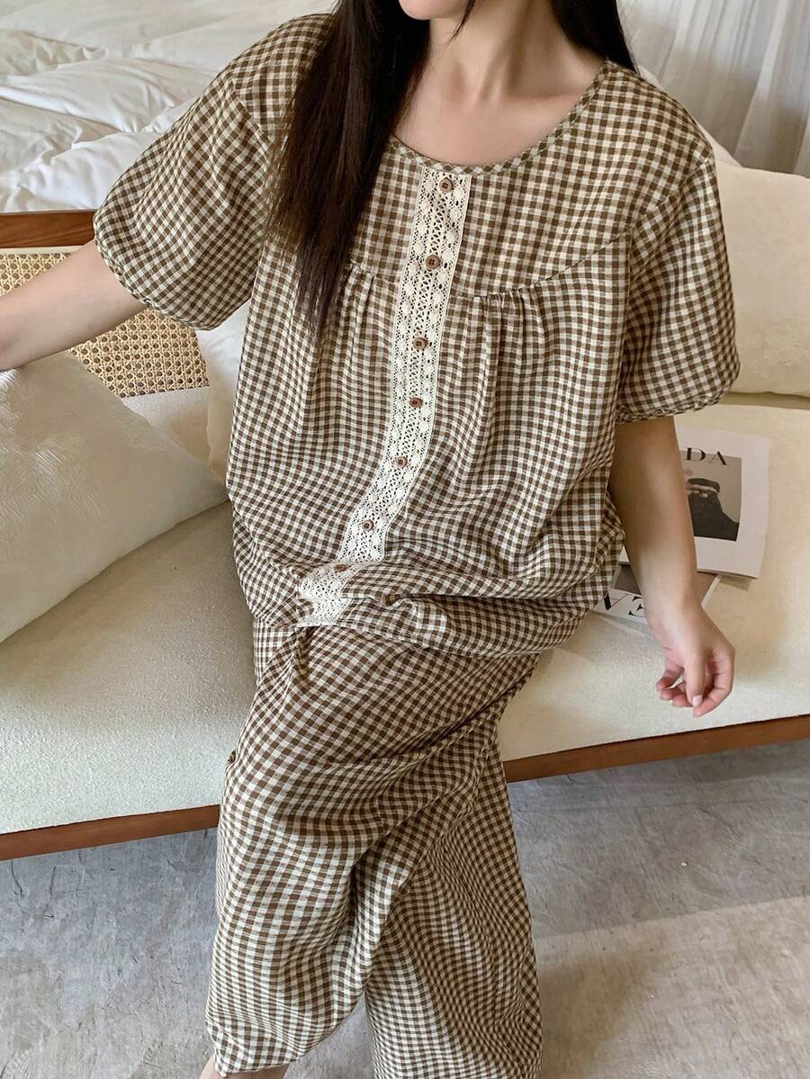 Dazy Plus Bộ đồ ngủ tay ngắn dáng rộng thoải mái cho nữ cỡ lớn, phối màu kẻ caro tương phản, viền ren móc, tay phồng, thích hợp cho mùa xuân/hè. - Màu Khaki - Xem 1
