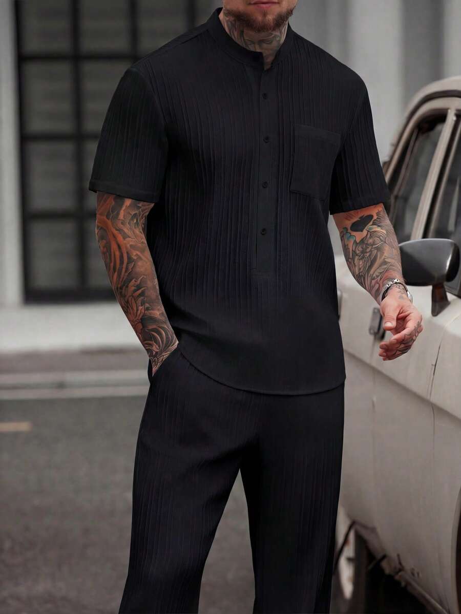Manfinity CasualCool 男士纯色前扣短袖衬衫和斜插口袋短裤休闲套装 - 黑色 - 查看 1