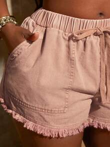 SHEIN SXY 大码女装春夏新款复古水洗弹力腰流苏边短裤，适合日常穿着、音乐节、演唱会、狂欢派对、海滩度假、约会之夜、生日派对、单身派对、夜店、休闲、购物、街头风、外出等场合，易于搭配，显瘦，凸显身材，修饰身形。 - 彩色 - 查看 6
