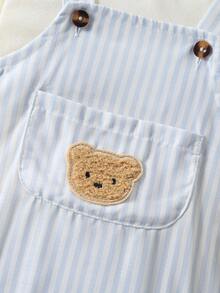 SHEIN Playful Pals 这款男婴两件套包括一件蓝白条纹圆领T恤和一件露背连衣裙，以及同系列的熊耳遮阳帽。风格可爱、柔和、休闲。采用针织和梭织面料，宽松版型，露肩纽扣设计，肩带可调节，胸前口袋饰有立体小熊图案。适合新生儿月圆、百日宴、参加派对、户外散步等场合。 - 藍白色 - 查看 7