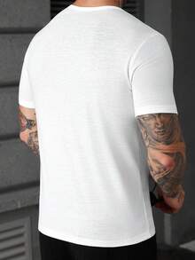 Manfinity Homme 男士休闲日常通勤简约纯白色短袖纽扣装饰T恤，夏季 - 白色 - 查看 2