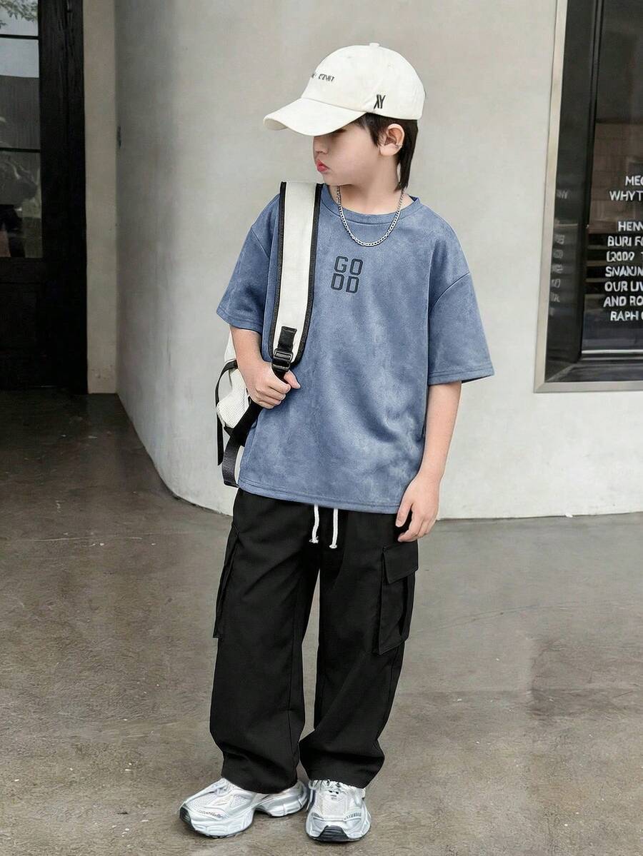 SHEIN 男童简约小写字母撞色纹理深灰色短袖T恤搭配乳白色工装裤套装,休闲学院风,舒适时尚,简约实用,百搭柔软面料,适合日常穿着,适合上学,适合旅行,适合户外运动,适合春、夏、秋、冬四季。韩版男童宽松卫衣,大码男童服装,宽松裤装 - 霧霾藍 - 查看 1
