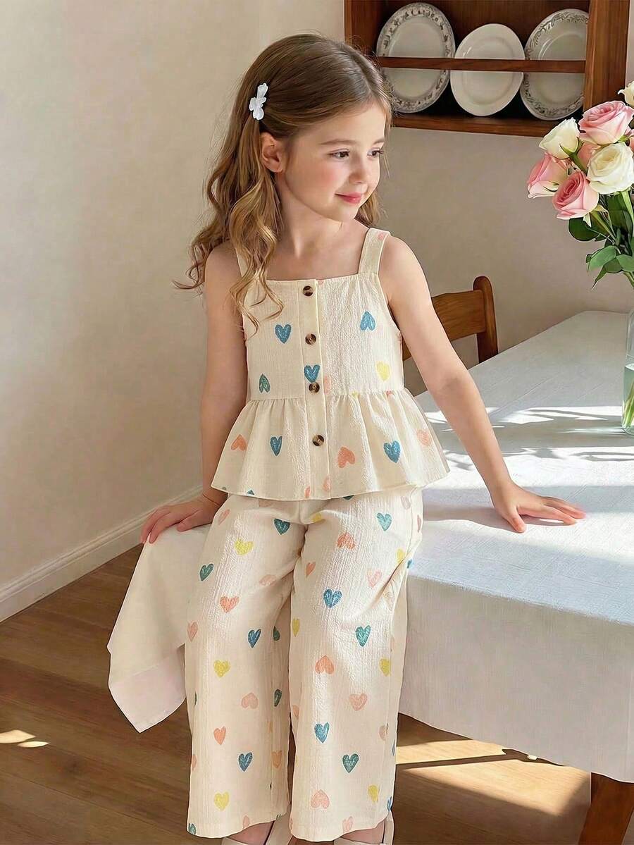 SHEIN Genkimix Kids Conjunto de 2 piezas de estilo europeo y americano para niñas en verano, con top de tirantes con estampado de corazones + pantalones de pierna ancha, de tela de algodón con textura de burbujas, suave y agradable a la piel, apropiado para niñas de 4 a 7 años, adecuado para jugar al aire libre - Albaricoque - Ver 1