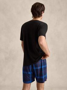 EverLounge Bộ đồ gồm áo ngắn tay cổ tròn màu đen và quần short kẻ caro xanh đỏ. Áo có thiết kế đơn giản màu trơn với túi kẻ caro cùng màu ở ngực, quần short có cạp chun và họa tiết kẻ caro xanh đỏ tạo cảm giác cổ điển, tổng thể rộng rãi và thoải mái. - Nhiều màu - Xem 2