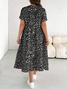 SHEIN Essnce 大码女式豹纹V领短袖休闲连衣裙 - 彩色 - 查看 2