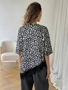 SHEIN LUNE Áo thun nữ tay ngắn phối ren họa tiết da báo, vạt áo bất đối xứng, thích hợp cho kỳ nghỉ hè, đi làm và mặc hàng ngày. - Màu Xám nhạt - Xem 2