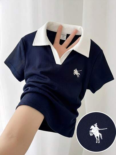 SHEIN Áo thun nữ trẻ màu xanh hải quân phối trắng cổ bẻ, kiểu dáng ôm eo, phối màu tương phản, có thêu logo nhỏ.