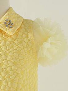 SHEIN Elladie kids 女童夏季新款宽松领口水钻花卉设计短袖网纱露背直筒连衣裙，简约时尚优雅公主风 - 黃色 - 查看 6