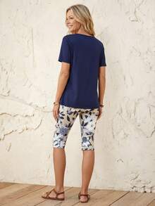 Faunlyn 2pcs Women's Summer Outfit Set,Navy Blue Floral Short Sleeve T-Shirt And Capri Pants,Casual Holiday Vacation Sets,Comfy Two Piece Set For Ladies - Multicolor - View 3