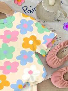 SHEIN Bộ 2 món áo thun và quần short in hoa dễ thương cho bé gái, thích hợp mặc hàng ngày vào mùa hè, thoải mái, ấm áp, phong cách mùa xuân và hè, dễ thương, ấm cúng, Kawaii, họa tiết chấm bi, vừa vặn. - Nhiều màu - Xem 4