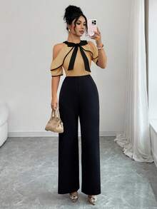 Mono elegante de mujer con contraste de color, hombros descubiertos, manga corta, cuello con lazo y ajustado - Marrón - Ver 7